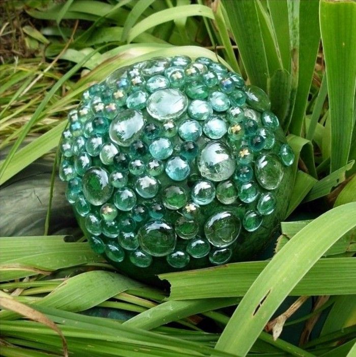 funny-Gartendeko-själv-make-a-ball-med-ljus-stenar