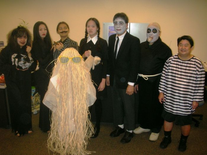 cela družina oblečena kot Adams Family - kostumi za karnevalsko skupino