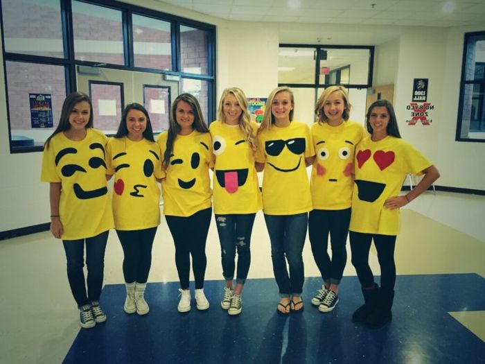 Skupiny karnevalových kostýmov z tričiek Emoji - sladké dievčatá v škole