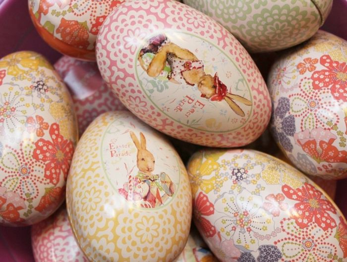 Ovos engraçados - dois coelhinhos da Páscoa vestidos como nobres com uma inscrição