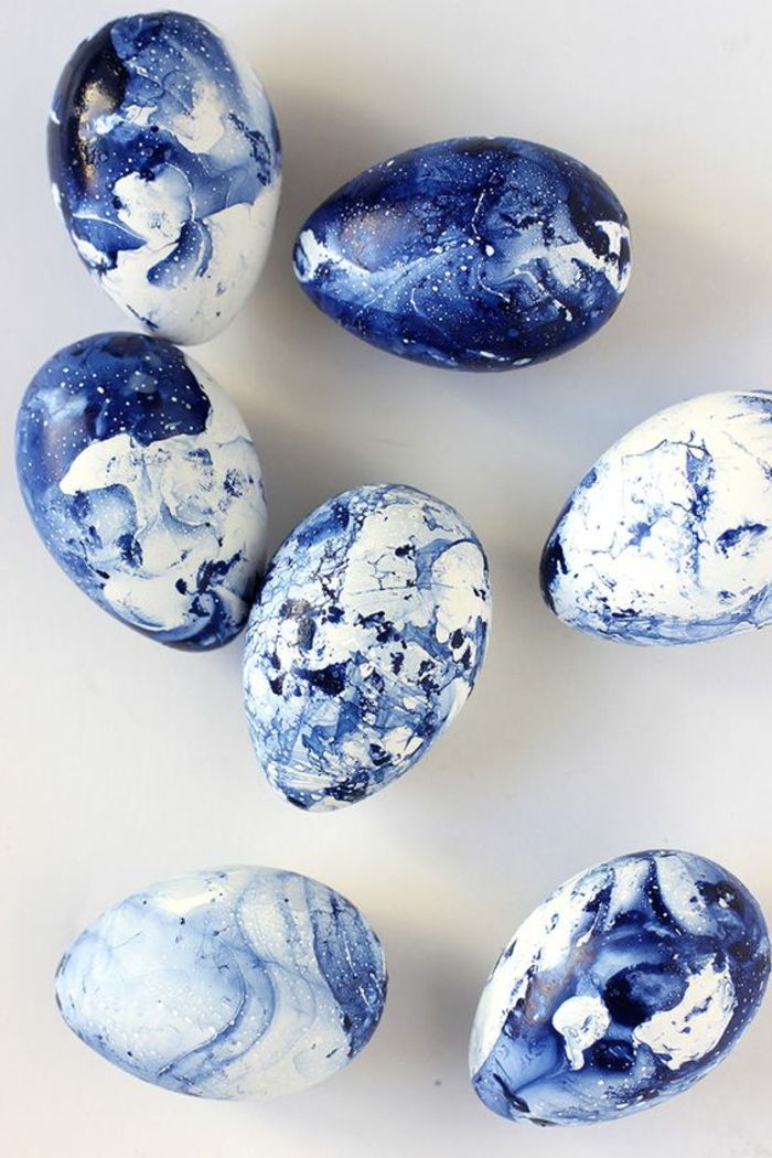 niebieskie jajka śmieszne malowane niebieskim lakierem do paznokci i wodą - abstrakcyjne kształty
