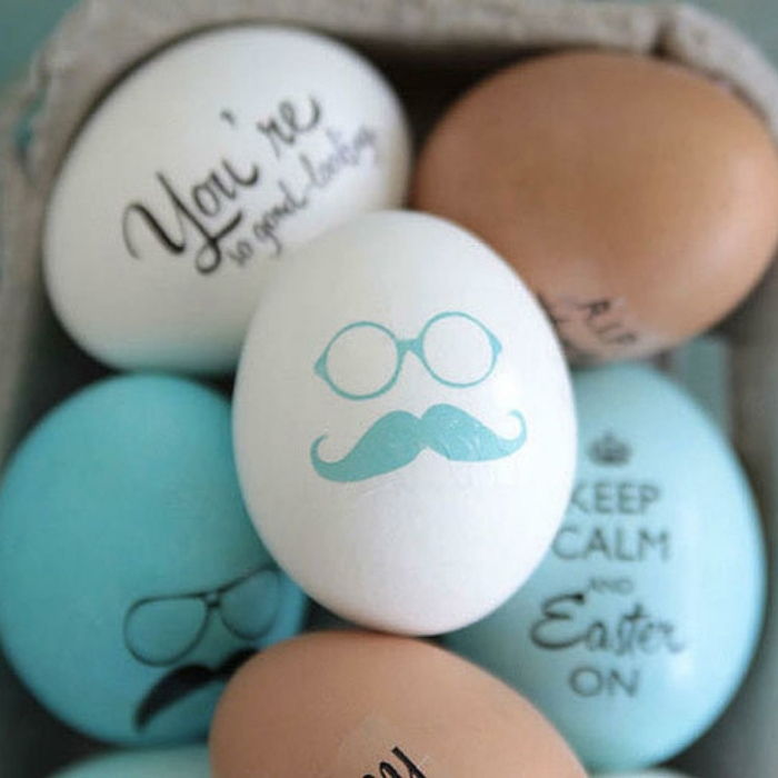 Morsomme egg ansikter av en fyr med briller og overskje i hvit farge