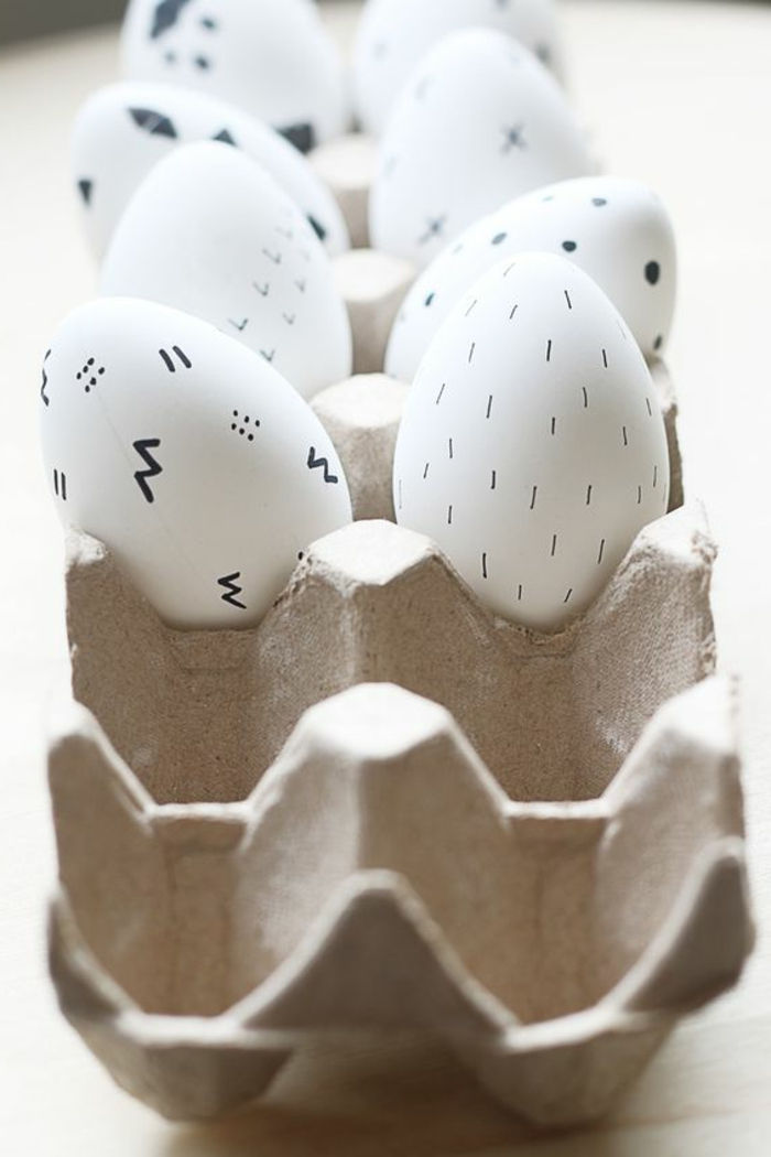 Fotos de ovos brancos engraçados com caneta de feltro, criando os próprios motivos - ondas, pontos