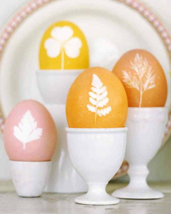 pintar os ovos com pequenas folhas - uma técnica original para tingimento