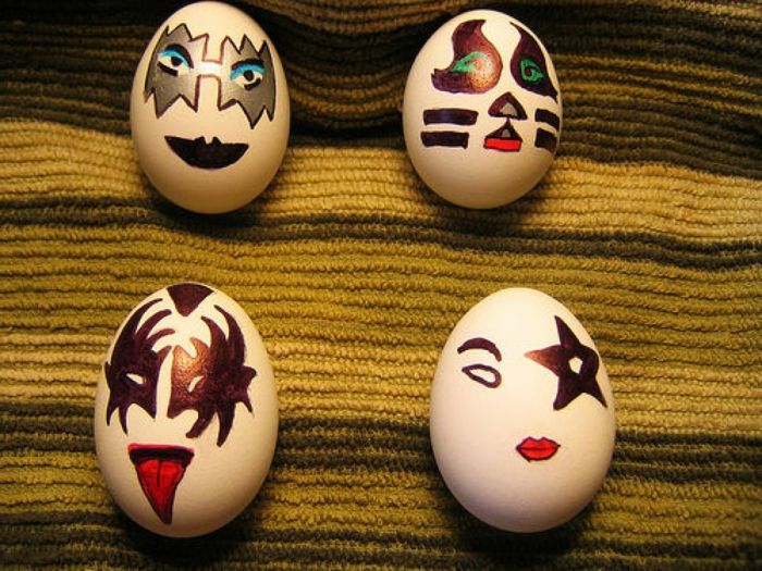 quatro máscaras em fotos de ovos engraçados com diferentes olhos originais de Batmann