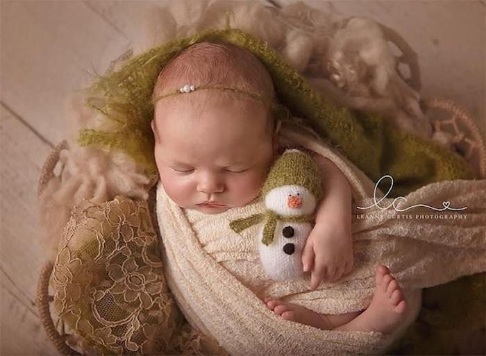 en nyfödd med snowman leksak - roliga bilder till jul