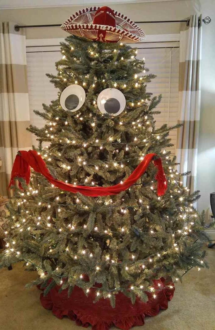 Imagini amuzante pentru Crăciun - decor amuzant pentru Crăciun, un brad cu fața