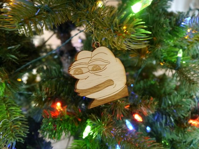 Bir Noel ağacı komik memeden bir düşünce-yuttu kurbağa asılı - Noel için komik resimler