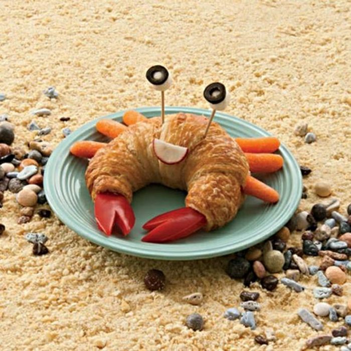 Funny Eating Kids vėžys Croissant Paprika Morkų alyvuogių ridikėliai