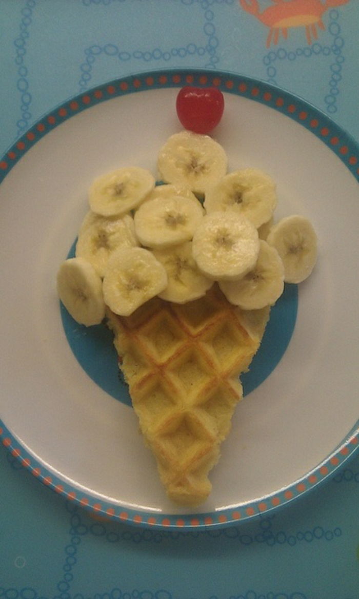 juokingi vaikai gimtadienis valgyti ledų vyšnių-bananų
