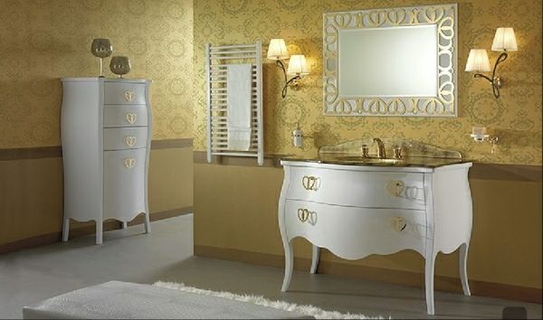 luxoriöses-badrum-med-golden-wallpaper-och-vit-möbler