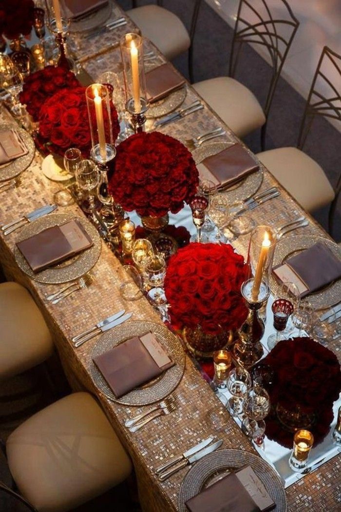 prabangus stalo serviravimo su sparkly-staltiesės-ir-raudona-rožių