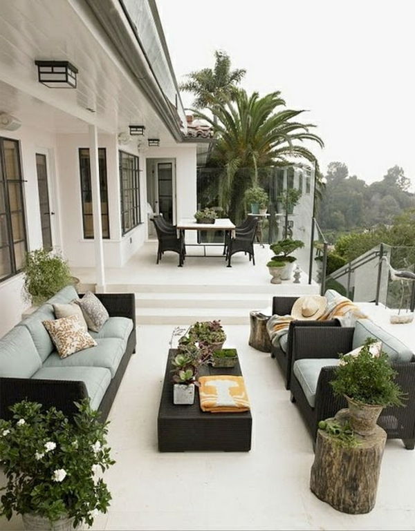 luksuriøse og fantastisk terrasse-med-mange-planter-og-rottingmøbler
