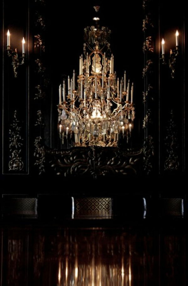 modern och elegant inredda hall - stor ljuskrona och väggar i svart