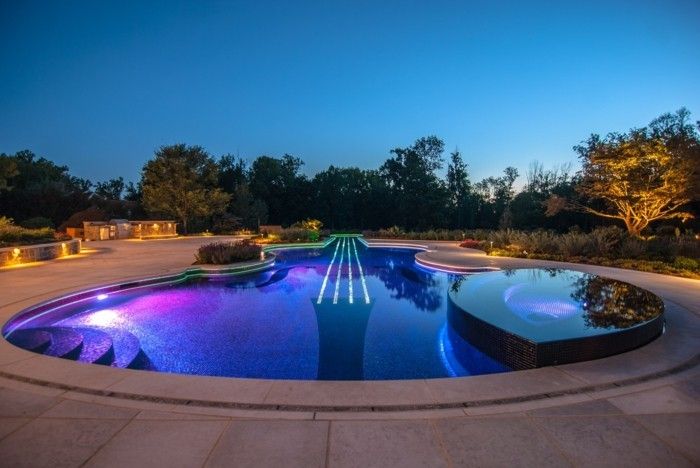 luxo-pool-year-toll olhando-luxo-piscina-em-jardim