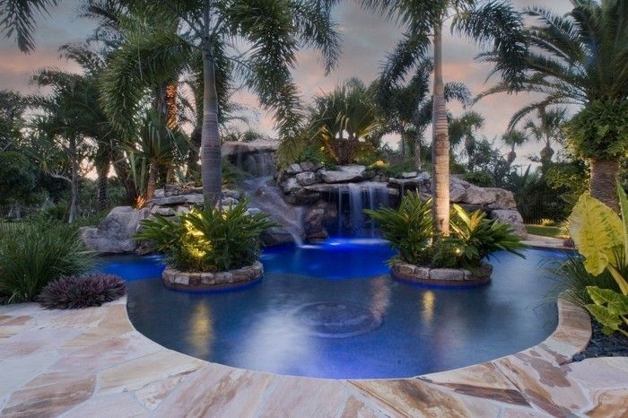 luxo pool-ainda-a-fantasia-piscina-in-pequeno-jardim