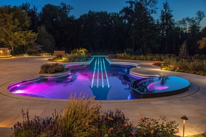 luxo piscina-grande-olhando-luxo-piscina-em-jardim