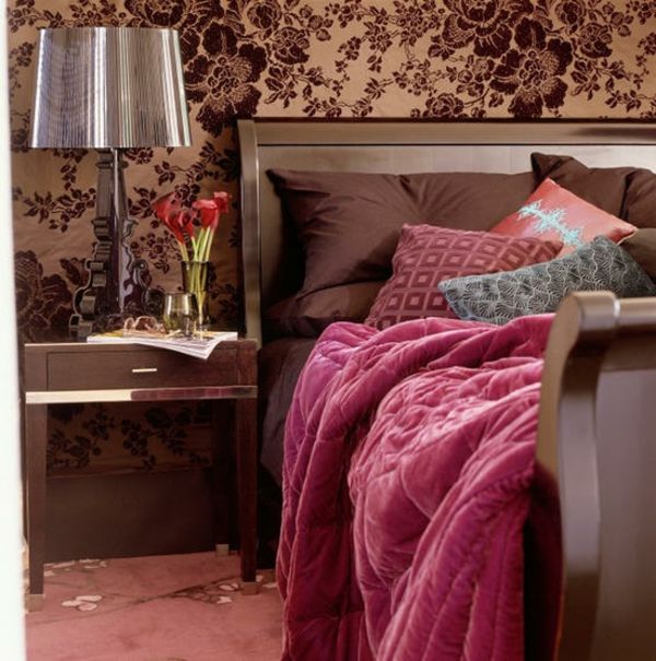ockra barve in rjave cvetne figure na steni v spalnici