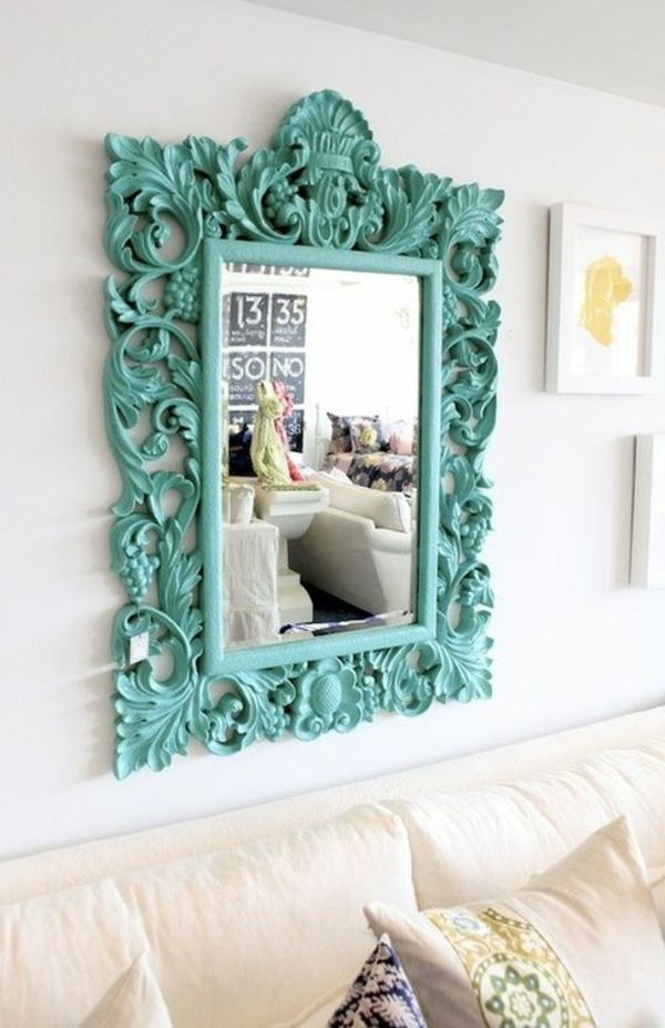 jarná dekorácia pre ploché zrkadlo so zaujímavým modrým rámom