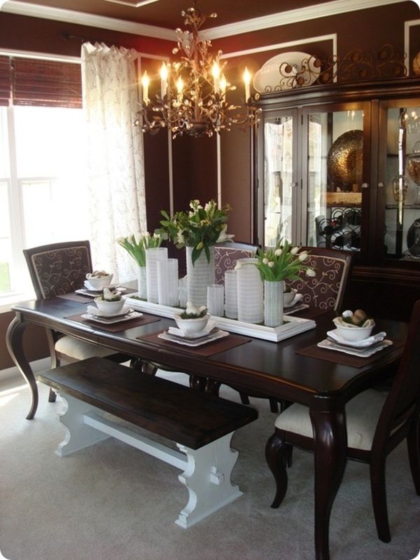 prabangus valgomasis su šiuolaikine stalo apdaila - balti tulpės ir balta vazos