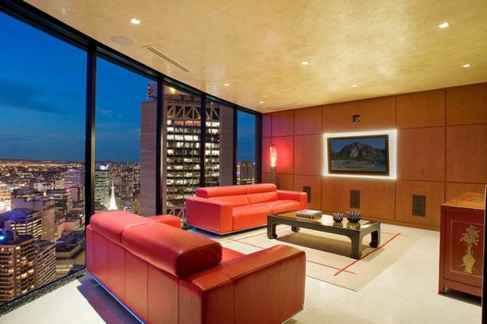 luksus-levende-røde sofaer-glassvegger