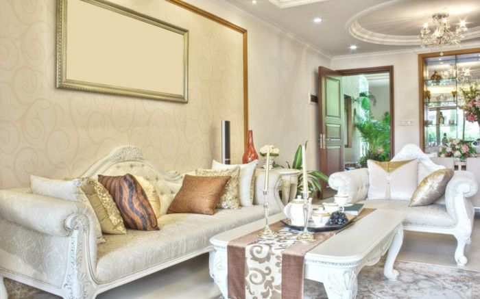 luksus-stue-hvitt-sofa-og-kast-elegant-table-next