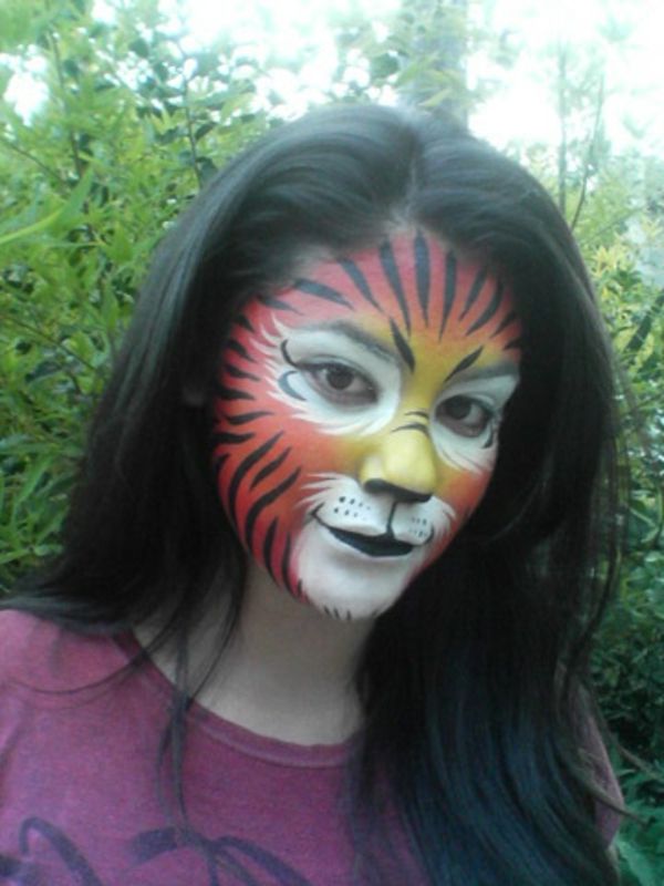 a-tigre-make-up-menina com cabelo escuro-e-