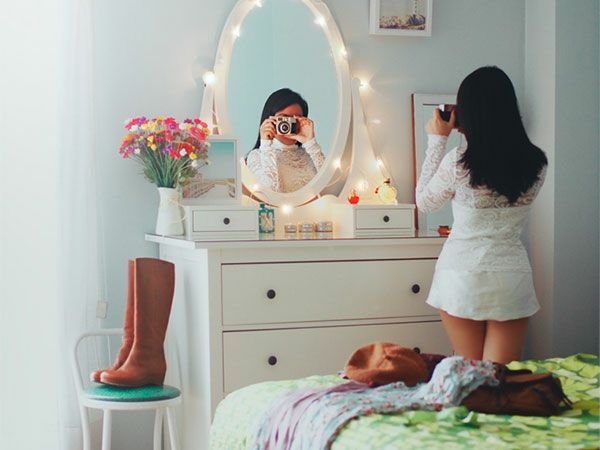 mergaitės kambarys - gražiai paruoštas veidrodis su žvakidėmis
