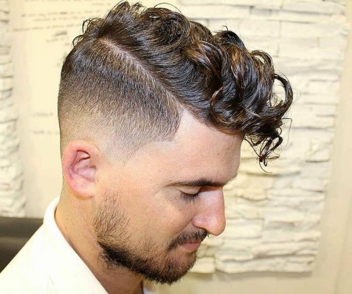 Maenner-penteados-curly-hair-médio-fade cut-2017-tendências-justin-timberlake-combover-corte de cabelo