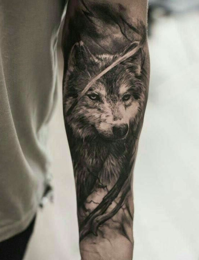 O mână cu un tatuaj lup lupus - lupul tatuaj