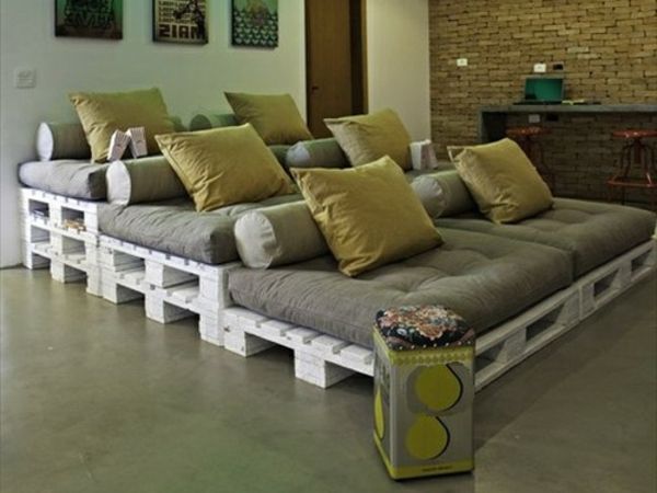 meubels-uit-palletbed - met veel groene kussens