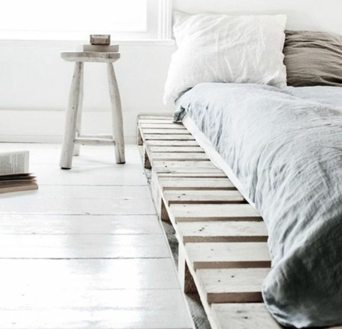 møbler-of-paller-koselig-roms-seng-med-hvitt-sengetøy