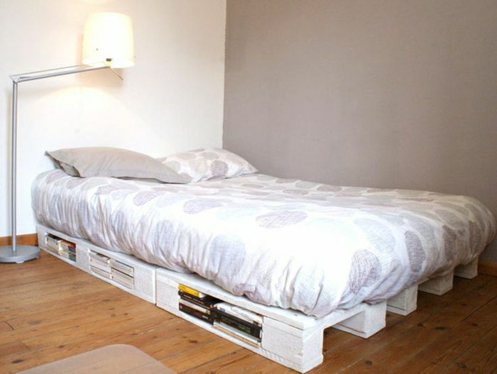 mobilier-de-paleti-alb-pat Pat podea cărți de depozitare perna rundă gri interior minimalist lampă-