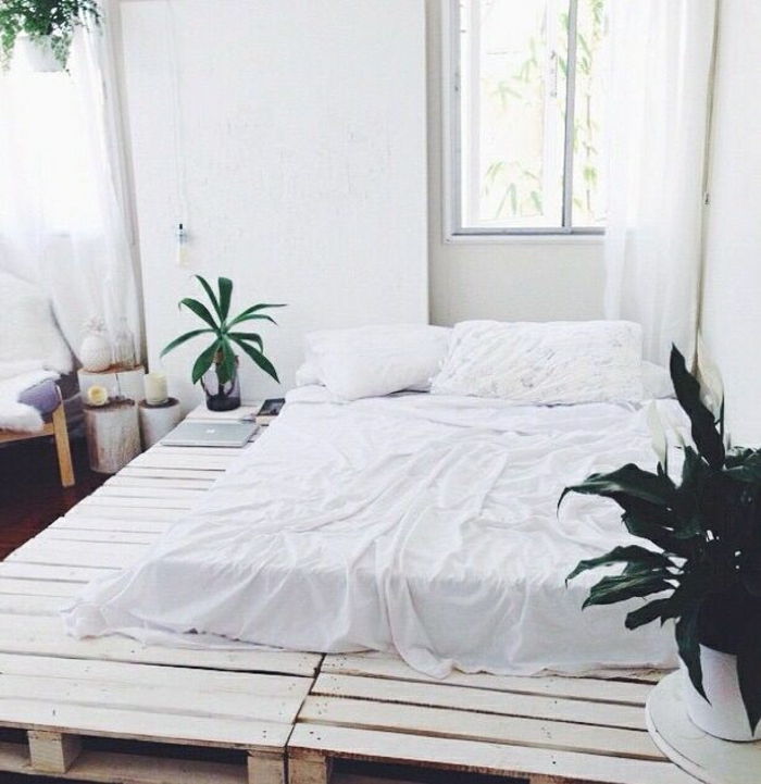 mobilier-de-paleti două paturi-frame-o-saltea-pateu-minimalist interior