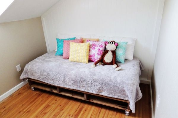 meubels-uit-pallets - een bed voor de kinderkamer