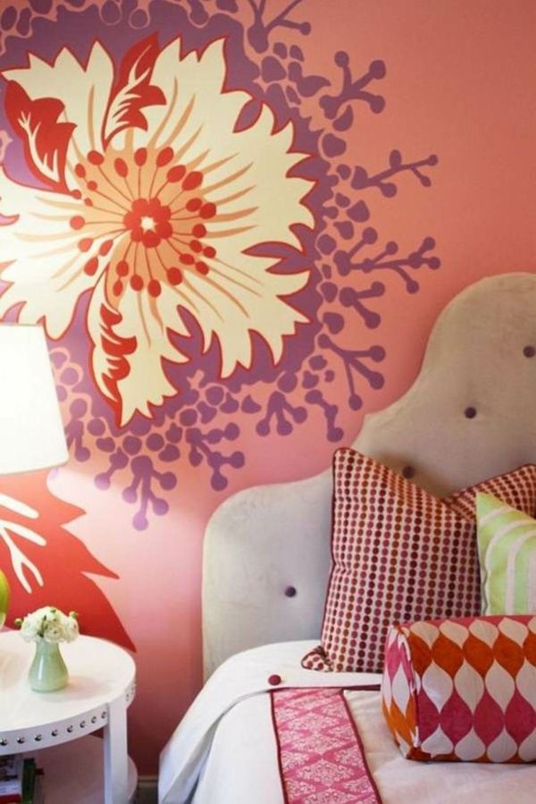 målning-stencil-at-the-rosy-wall-in-the-bedroom-persika färger