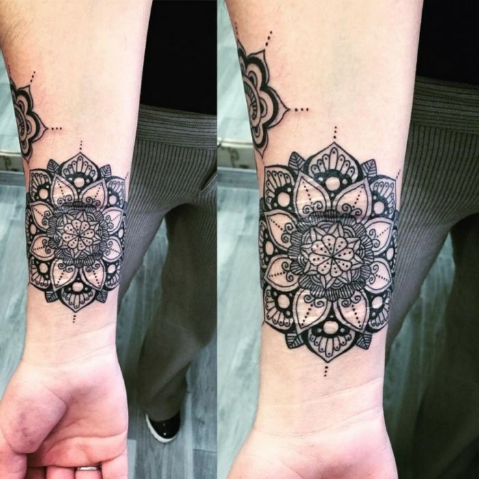 Due eleganti tatuaggi da donna sul lato interno del braccio: un piccolo e grande mandala con motivi a spirale e punti