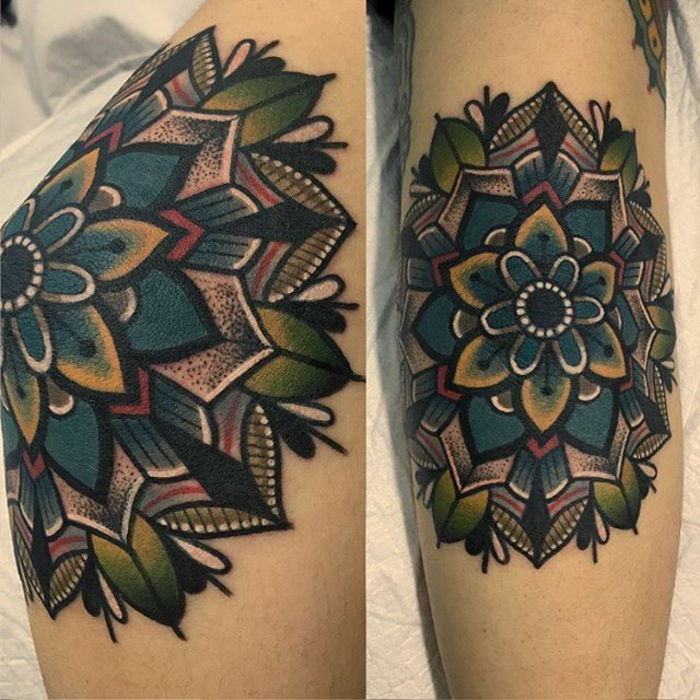 professionellt gjort tatuering i mörka färger, albue tatuering med blommigt motiv, tatuering med blomma på underarm