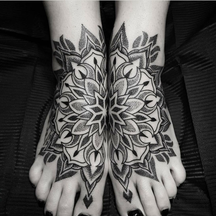 dubbel tatuering på båda fötterna, kvinna med dubbelfot tatuering, tånaglar målade med svart lack