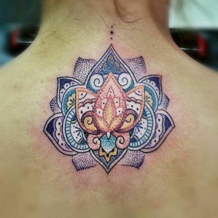 Mini zadné tetovanie s mandalou, tetovanie s lotosovým kvetom, lotosový kvetinový motív na chrbte, tetovanie v indigo modrej, žltej a tyrkysovej modrej