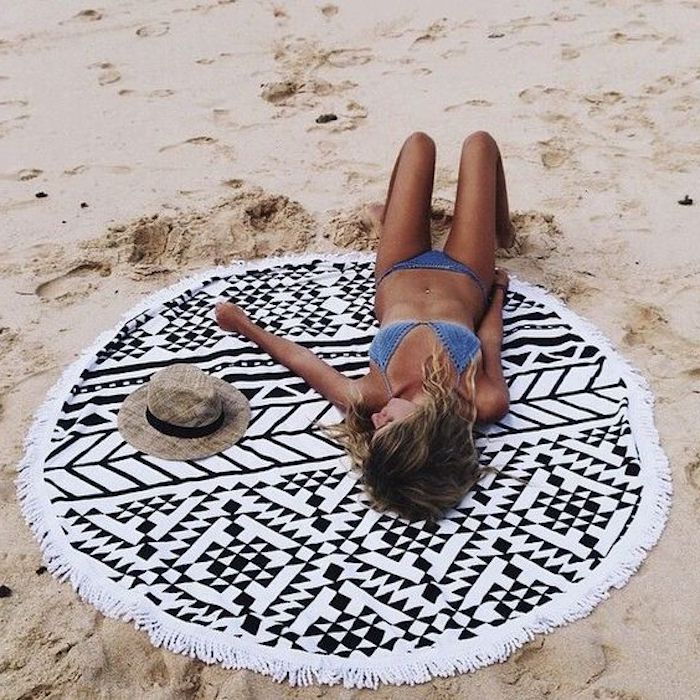 covor scurt model de bej negru și alb mandala de design pe bikini plajă de plajă