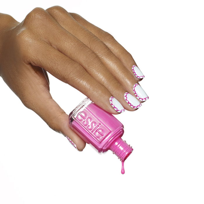 Sommer nagel design, rosa og hvit kombinere, enkle fingernegler med vakker dekorasjon