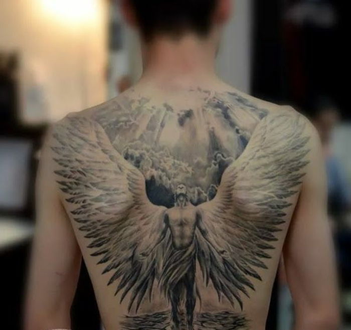 Tutaj znajdziesz świetny pomysł na tatuaż anioła - tutaj jest wielki anioł z dużymi białymi skrzydłami anioła