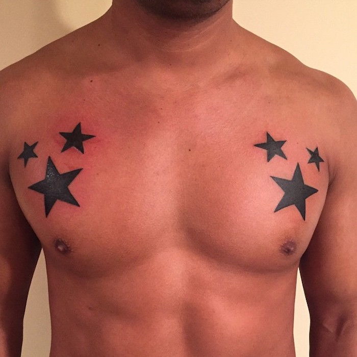 en mann med tatoveringer med to store svarte stjerner og fire små svarte stjerner - stjerne tattoo