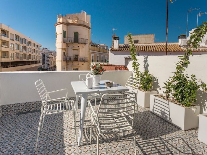 terraço de design de interiores penthouse no último andar assentos planta em vasos vaso de mesa de cadeiras com flores