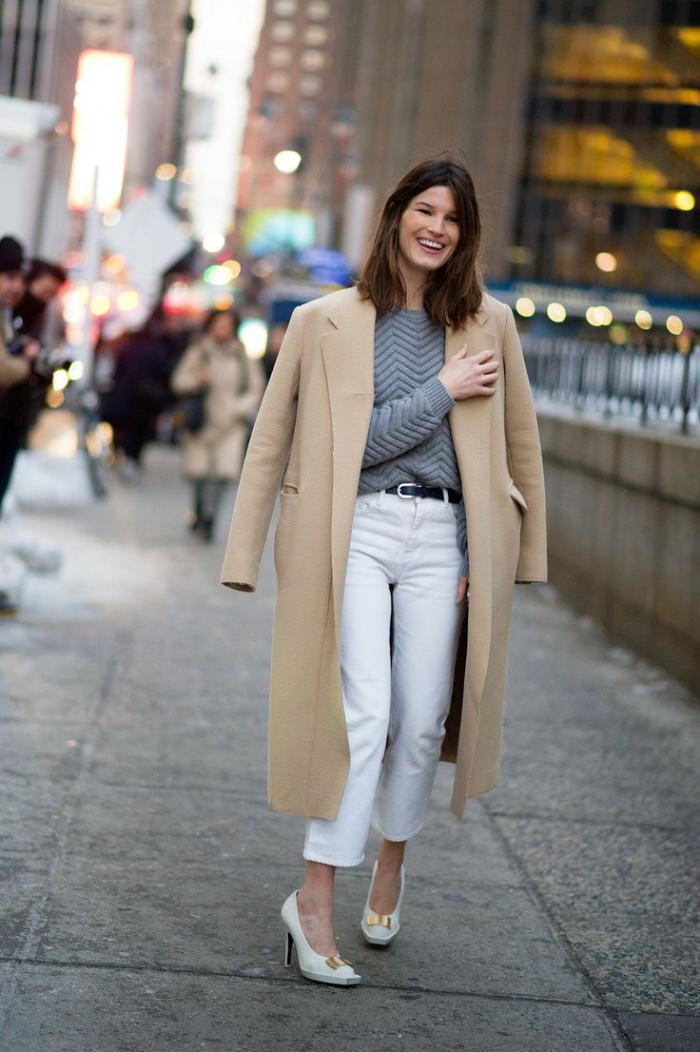 kabát karamel farba šedá sveter a biele nohavice Efektné topánky s prácou v odseku