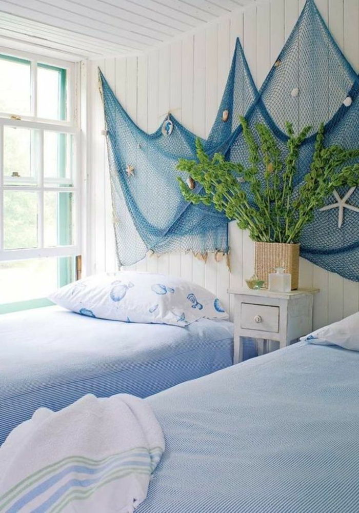 väggdekoration marinblå vita väggar strandhus sovrum dekorera