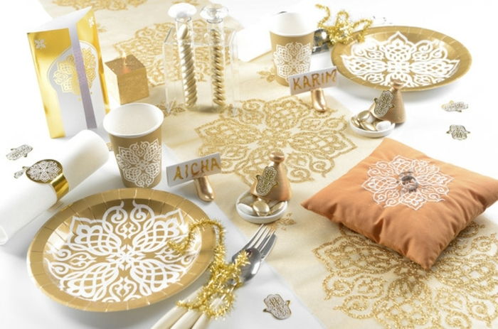 rytietiškas dekoravimas stalui balta staltiesė su aukso motyvais aukso plokštės plokštelės stiklo servetėle