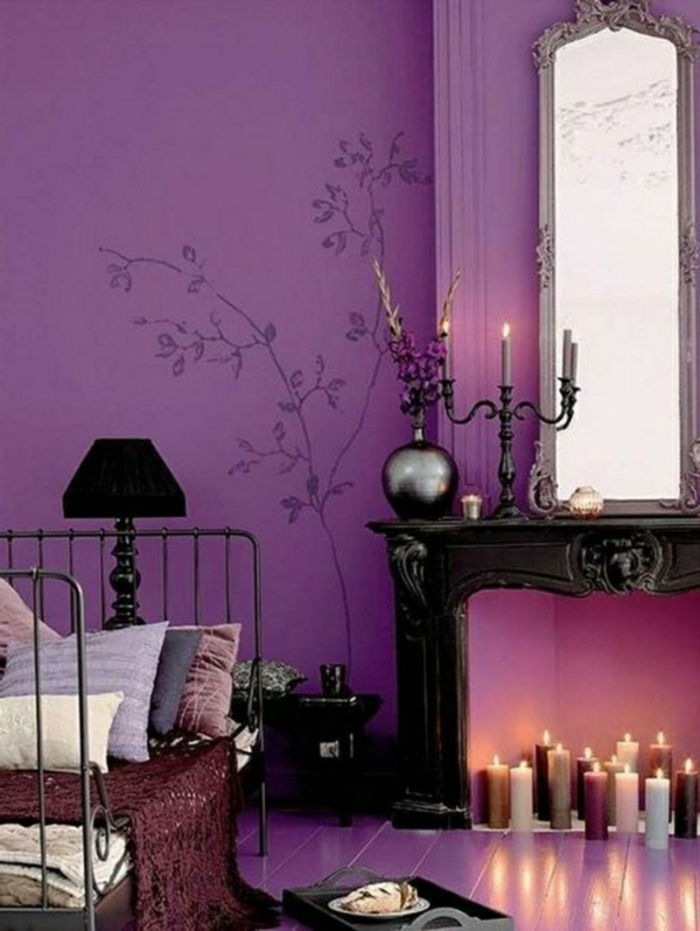 Arabiska möbler lila vägg dekorera väggdekaler blommor ljus säng med många kuddar ljus ljus