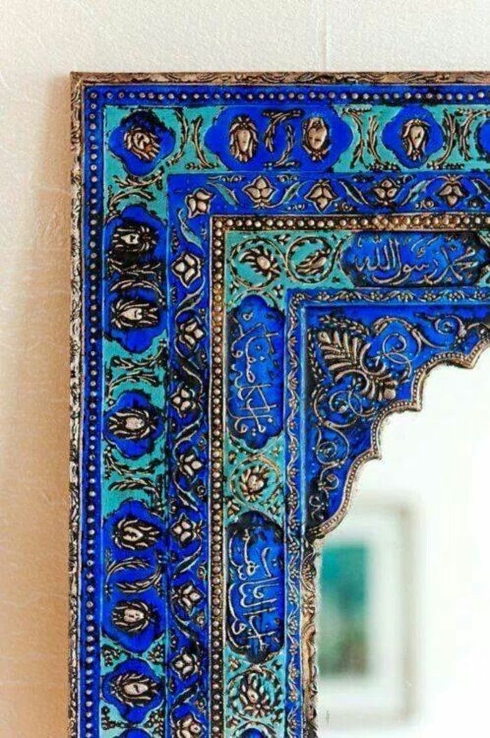 orientalisk dekoration unik design prestanda av en spegelram blå och grön med inskription och dekoration